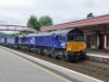 der "Tesco-Zug" mit Diesellok 66424 der "Direct Rail Services" eilt durch den Bahnhof von Aviemore