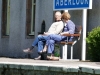 diese Herrschafen warten wohl vergeblich im alten Bahnhof von Aberlour auf einen Zug!