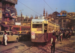 Straßenbahn im Verkehrsgewühl von Kalkutta (W. Tasker)