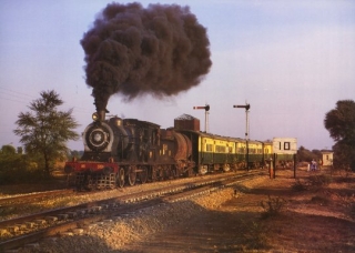 PAKISTAN: Der von der SPS 3191 geführte Zug verläßt am 29.12.1995 den Bahnhof Haranpur (P.H.Patt).