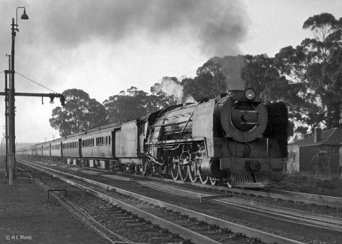 Roodekop 1958 : 15F thrashing up the grade with train 199 - daily express to Durban.