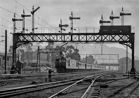 8-646s1, Cape Main Line, cl 4E on 66-up passing under Worcester North signal gantry, March 1954 red b