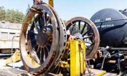 Montage der neuen Radreifen für die SP 1744 Das Metall wird mittels eines Gas-Rundfeuers erwärmt, damit es sich zum Aufziehen auf die Radscheibe ausdehnt. (Foto NCRy)